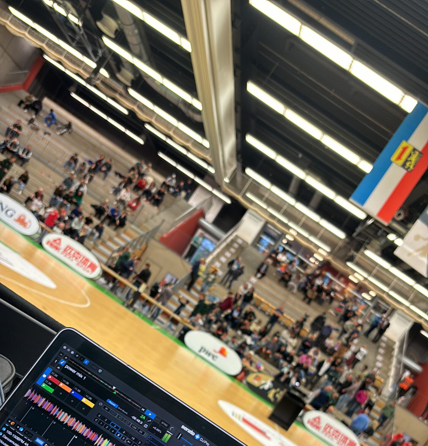 Basketball Spiel mit DJ mit Super Stimmung