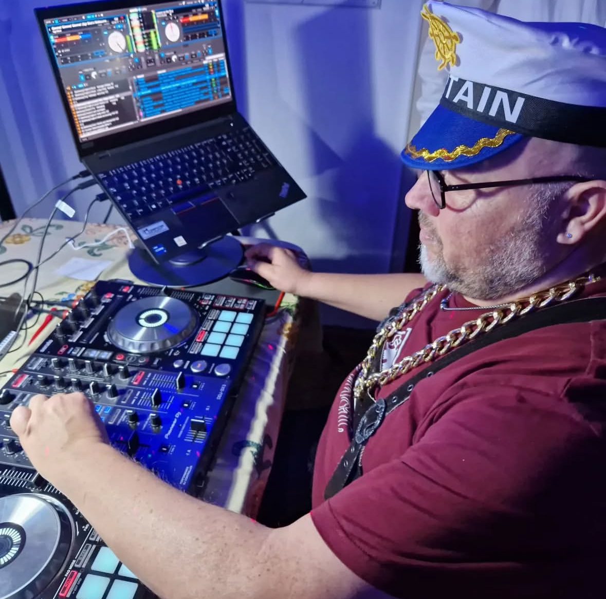 Dj Braband bei der Arbeit am Mischpult